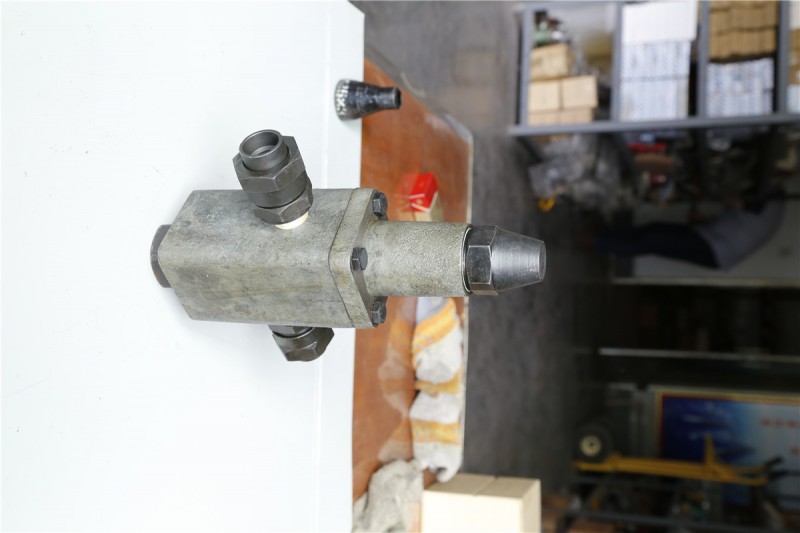 烟台冰轮油压调节阀 DN25 1500元 (2)